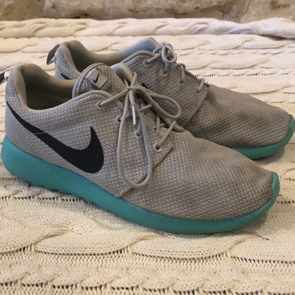 Nike Roshe One Shoes - Picture 1 of 6